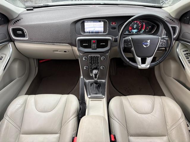 Ｖ４０ Ｔ４　ＳＥ　検２年／ナビ／Ｂカメラ／Ｂｌｕｅｔｏｏｔｈ／ベージュ革／セーフティＰＫＧ／全車速追従機能付きＡＣＣ／ＲＳＩ／ＢＬＩＳ／レーンキープアシスト／電動シート／シートヒーター／ＨＩＤ／ＥＴＣ／禁煙車／関東仕入（15枚目）