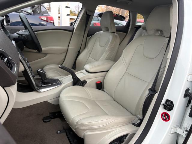 Ｖ４０ Ｔ４　ＳＥ　検２年／ナビ／Ｂカメラ／Ｂｌｕｅｔｏｏｔｈ／ベージュ革／セーフティＰＫＧ／全車速追従機能付きＡＣＣ／ＲＳＩ／ＢＬＩＳ／レーンキープアシスト／電動シート／シートヒーター／ＨＩＤ／ＥＴＣ／禁煙車／関東仕入（18枚目）