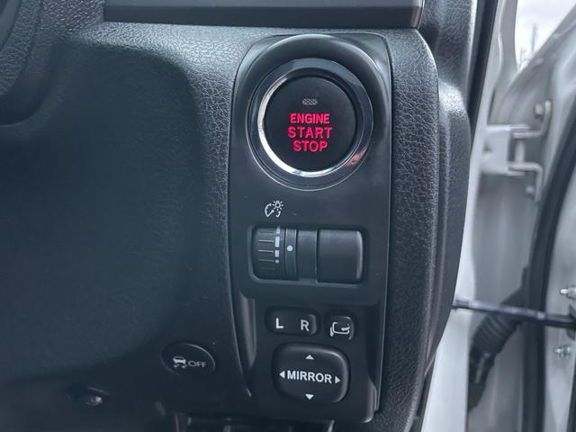 プッシュスタートとなっておりますので押していただくだけでエンジンの始動が可能となっております♪また、スマートキーとなっておりますので鍵の開閉もとても楽に行える車両となっております♪