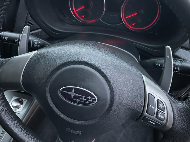 パドルシフトが装備されております♪お手元でギアの変更が可能ですので状況に合わせて変速が可能となっております♪スポーツ走行もできますので運転が楽しくなりますね♪