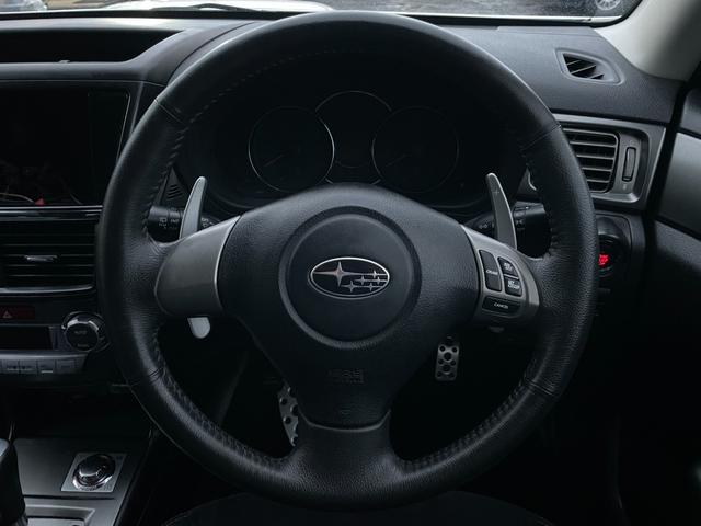 スポーティさを感じさせるデザイン♪革巻きステアリングとなっており、手になじみやすくグリップ性も◎♪ほつれなどもなく、きれいな状態です♪