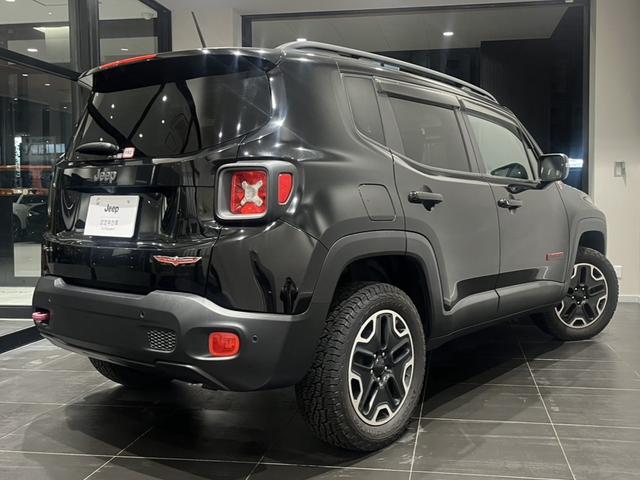 ジープ・レネゲード トレイルホーク　認定中古車　ワンオーナー　純正ＡＷ　クルーズコントロール　ＨＩＤヘッドライト　バックカメラ　純正ディスプレイオーディオ　レーンキープアシスト　クＢＳＭ　オートライト（2枚目）