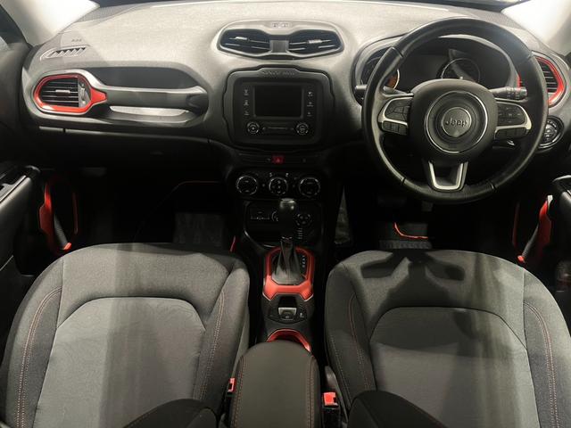 ジープ・レネゲード トレイルホーク　認定中古車　ワンオーナー　純正ＡＷ　クルーズコントロール　ＨＩＤヘッドライト　バックカメラ　純正ディスプレイオーディオ　レーンキープアシスト　クＢＳＭ　オートライト（3枚目）