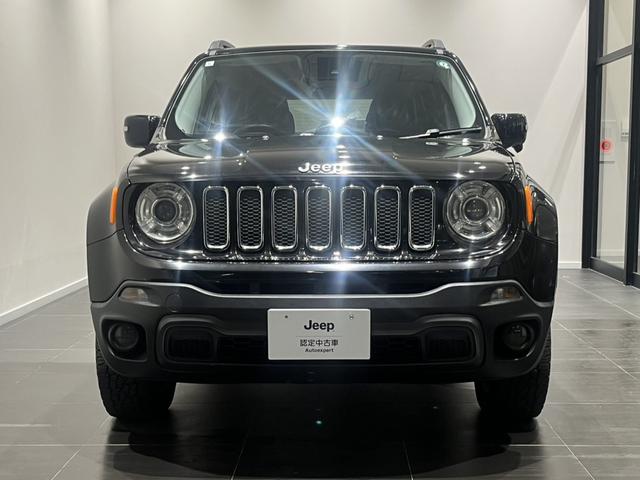 ジープ・レネゲード トレイルホーク　認定中古車　ワンオーナー　純正ＡＷ　クルーズコントロール　ＨＩＤヘッドライト　バックカメラ　純正ディスプレイオーディオ　レーンキープアシスト　クＢＳＭ　オートライト（4枚目）