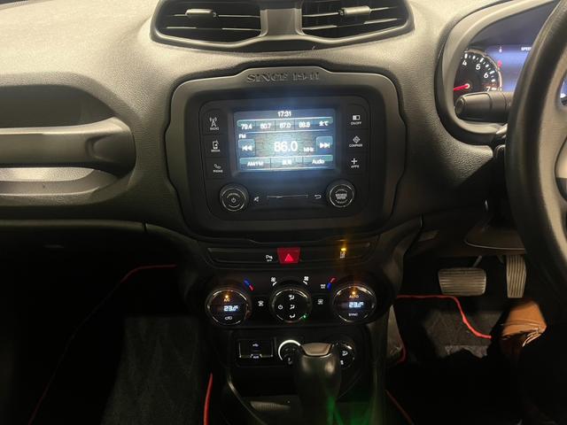 ジープ・レネゲード トレイルホーク　認定中古車　ワンオーナー　純正ＡＷ　クルーズコントロール　ＨＩＤヘッドライト　バックカメラ　純正ディスプレイオーディオ　レーンキープアシスト　クＢＳＭ　オートライト（7枚目）