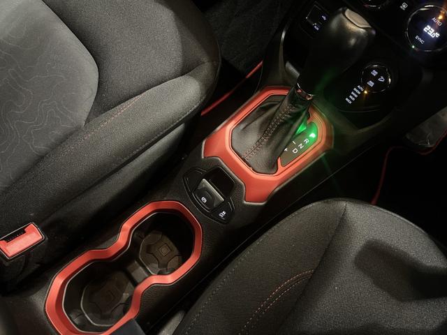 ジープ・レネゲード トレイルホーク　認定中古車　ワンオーナー　純正ＡＷ　クルーズコントロール　ＨＩＤヘッドライト　バックカメラ　純正ディスプレイオーディオ　レーンキープアシスト　クＢＳＭ　オートライト（8枚目）
