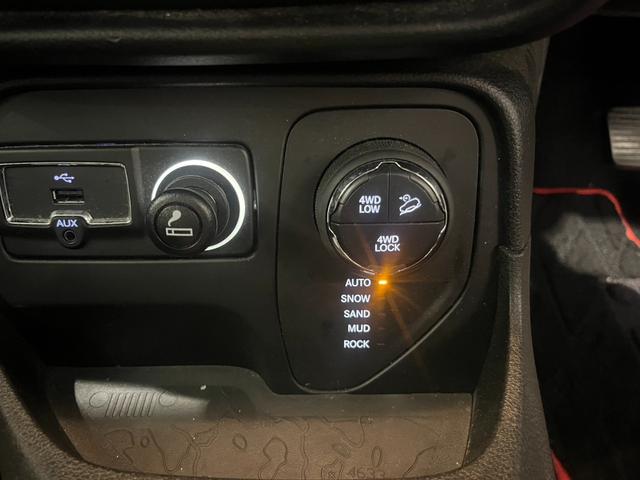ジープ・レネゲード トレイルホーク　認定中古車　ワンオーナー　純正ＡＷ　クルーズコントロール　ＨＩＤヘッドライト　バックカメラ　純正ディスプレイオーディオ　レーンキープアシスト　クＢＳＭ　オートライト（9枚目）