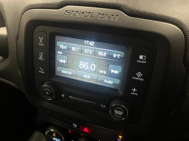 ジープ・レネゲード トレイルホーク　認定中古車　ワンオーナー　純正ＡＷ　クルーズコントロール　ＨＩＤヘッドライト　バックカメラ　純正ディスプレイオーディオ　レーンキープアシスト　クＢＳＭ　オートライト（10枚目）