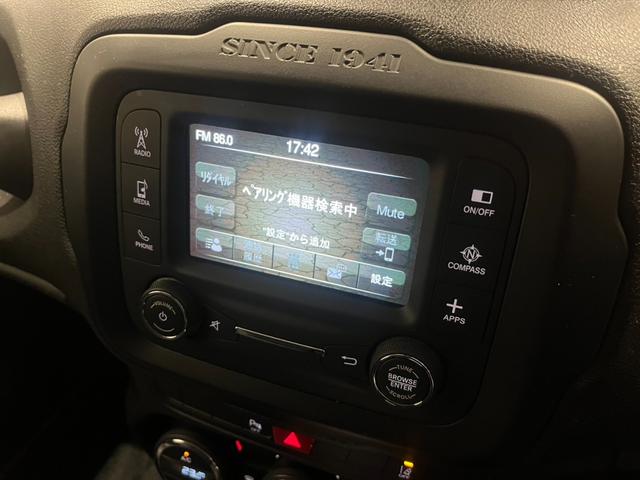 ジープ・レネゲード トレイルホーク　認定中古車　ワンオーナー　純正ＡＷ　クルーズコントロール　ＨＩＤヘッドライト　バックカメラ　純正ディスプレイオーディオ　レーンキープアシスト　クＢＳＭ　オートライト（11枚目）