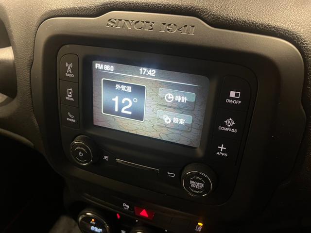 ジープ・レネゲード トレイルホーク　認定中古車　ワンオーナー　純正ＡＷ　クルーズコントロール　ＨＩＤヘッドライト　バックカメラ　純正ディスプレイオーディオ　レーンキープアシスト　クＢＳＭ　オートライト（12枚目）