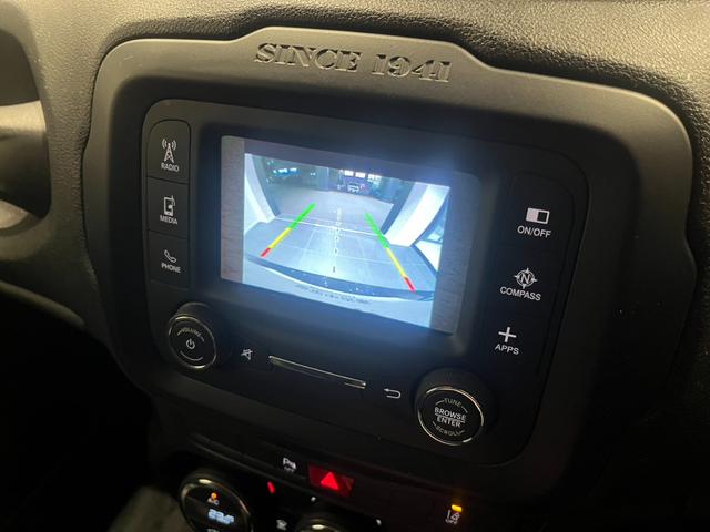 ジープ・レネゲード トレイルホーク　認定中古車　ワンオーナー　純正ＡＷ　クルーズコントロール　ＨＩＤヘッドライト　バックカメラ　純正ディスプレイオーディオ　レーンキープアシスト　クＢＳＭ　オートライト（13枚目）