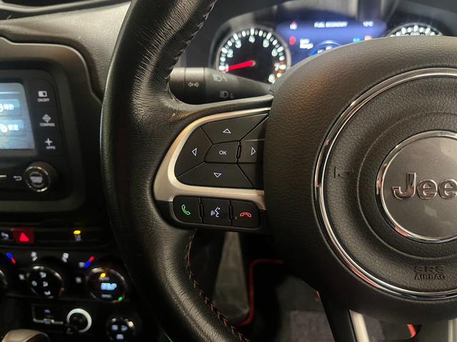 ジープ・レネゲード トレイルホーク　認定中古車　ワンオーナー　純正ＡＷ　クルーズコントロール　ＨＩＤヘッドライト　バックカメラ　純正ディスプレイオーディオ　レーンキープアシスト　クＢＳＭ　オートライト（17枚目）