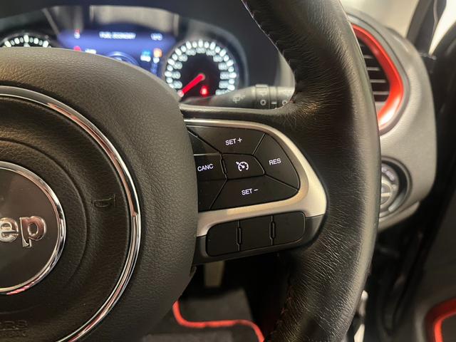ジープ・レネゲード トレイルホーク　認定中古車　ワンオーナー　純正ＡＷ　クルーズコントロール　ＨＩＤヘッドライト　バックカメラ　純正ディスプレイオーディオ　レーンキープアシスト　クＢＳＭ　オートライト（18枚目）