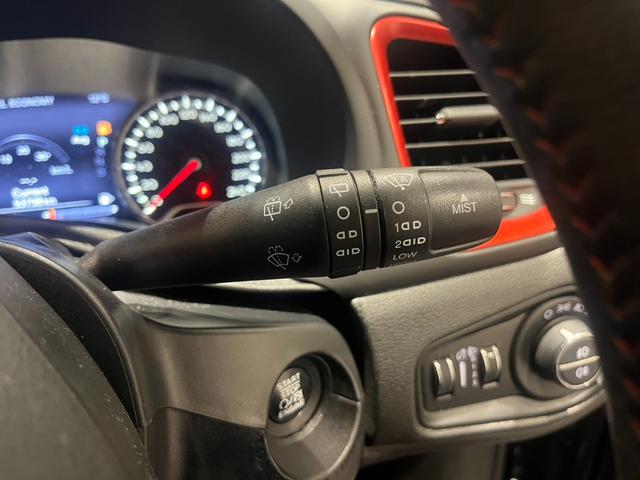 ジープ・レネゲード トレイルホーク　認定中古車　ワンオーナー　純正ＡＷ　クルーズコントロール　ＨＩＤヘッドライト　バックカメラ　純正ディスプレイオーディオ　レーンキープアシスト　クＢＳＭ　オートライト（20枚目）