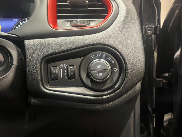 ジープ・レネゲード トレイルホーク　認定中古車　ワンオーナー　純正ＡＷ　クルーズコントロール　ＨＩＤヘッドライト　バックカメラ　純正ディスプレイオーディオ　レーンキープアシスト　クＢＳＭ　オートライト（21枚目）