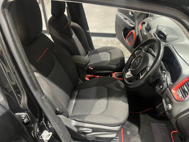 ジープ・レネゲード トレイルホーク　認定中古車　ワンオーナー　純正ＡＷ　クルーズコントロール　ＨＩＤヘッドライト　バックカメラ　純正ディスプレイオーディオ　レーンキープアシスト　クＢＳＭ　オートライト（22枚目）