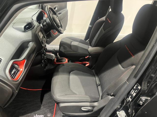 ジープ・レネゲード トレイルホーク　認定中古車　ワンオーナー　純正ＡＷ　クルーズコントロール　ＨＩＤヘッドライト　バックカメラ　純正ディスプレイオーディオ　レーンキープアシスト　クＢＳＭ　オートライト（23枚目）