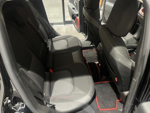 ジープ・レネゲード トレイルホーク　認定中古車　ワンオーナー　純正ＡＷ　クルーズコントロール　ＨＩＤヘッドライト　バックカメラ　純正ディスプレイオーディオ　レーンキープアシスト　クＢＳＭ　オートライト（24枚目）