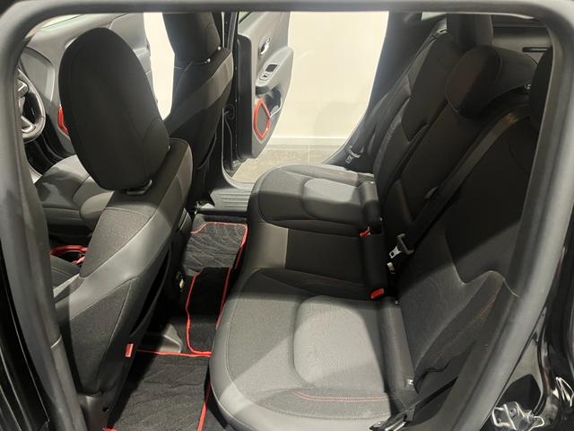 ジープ・レネゲード トレイルホーク　認定中古車　ワンオーナー　純正ＡＷ　クルーズコントロール　ＨＩＤヘッドライト　バックカメラ　純正ディスプレイオーディオ　レーンキープアシスト　クＢＳＭ　オートライト（25枚目）