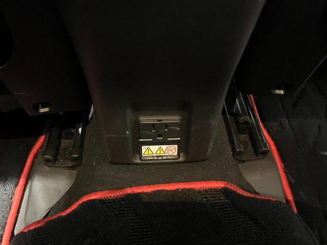 ジープ・レネゲード トレイルホーク　認定中古車　ワンオーナー　純正ＡＷ　クルーズコントロール　ＨＩＤヘッドライト　バックカメラ　純正ディスプレイオーディオ　レーンキープアシスト　クＢＳＭ　オートライト（26枚目）