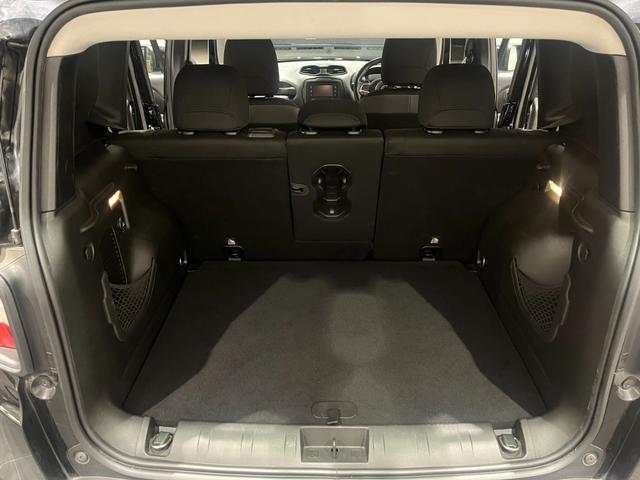 ジープ・レネゲード トレイルホーク　認定中古車　ワンオーナー　純正ＡＷ　クルーズコントロール　ＨＩＤヘッドライト　バックカメラ　純正ディスプレイオーディオ　レーンキープアシスト　クＢＳＭ　オートライト（28枚目）