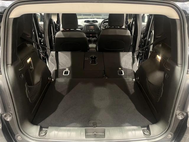 ジープ・レネゲード トレイルホーク　認定中古車　ワンオーナー　純正ＡＷ　クルーズコントロール　ＨＩＤヘッドライト　バックカメラ　純正ディスプレイオーディオ　レーンキープアシスト　クＢＳＭ　オートライト（30枚目）