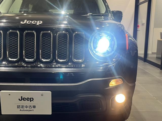 ジープ・レネゲード トレイルホーク　認定中古車　ワンオーナー　純正ＡＷ　クルーズコントロール　ＨＩＤヘッドライト　バックカメラ　純正ディスプレイオーディオ　レーンキープアシスト　クＢＳＭ　オートライト（32枚目）