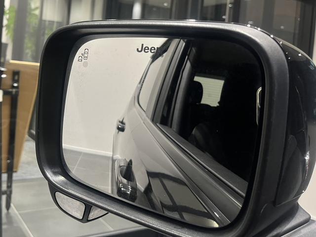 ジープ・レネゲード トレイルホーク　認定中古車　ワンオーナー　純正ＡＷ　クルーズコントロール　ＨＩＤヘッドライト　バックカメラ　純正ディスプレイオーディオ　レーンキープアシスト　クＢＳＭ　オートライト（34枚目）