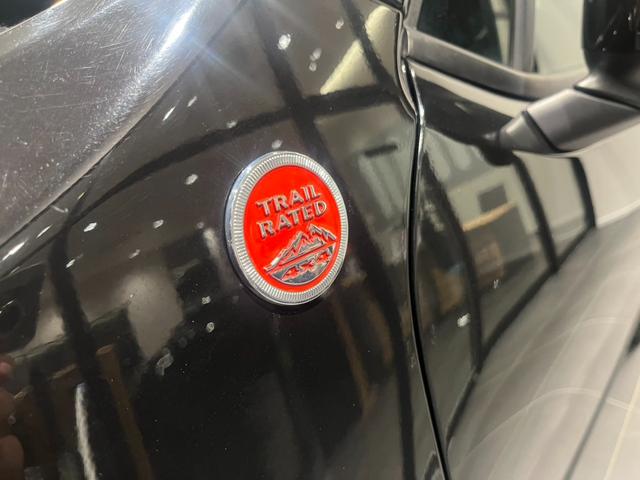 ジープ・レネゲード トレイルホーク　認定中古車　ワンオーナー　純正ＡＷ　クルーズコントロール　ＨＩＤヘッドライト　バックカメラ　純正ディスプレイオーディオ　レーンキープアシスト　クＢＳＭ　オートライト（35枚目）