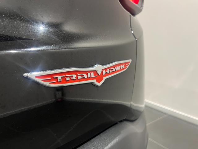 ジープ・レネゲード トレイルホーク　認定中古車　ワンオーナー　純正ＡＷ　クルーズコントロール　ＨＩＤヘッドライト　バックカメラ　純正ディスプレイオーディオ　レーンキープアシスト　クＢＳＭ　オートライト（36枚目）