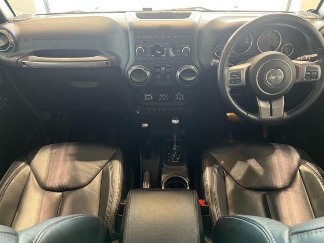 ジープ・ラングラーアンリミテッド アルティテュード 認定中古車 特別限定車300台 ワンオーナー 前席シートヒーター BFグッドリッチマッドテレーンタイヤ 社外17インチAW 後席社外リクライニングキット ETC オートライト(3枚目)