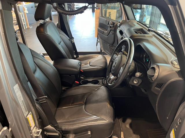 ジープ・ラングラーアンリミテッド アルティテュード 認定中古車 特別限定車300台 ワンオーナー 前席シートヒーター BFグッドリッチマッドテレーンタイヤ 社外17インチAW 後席社外リクライニングキット ETC オートライト(18枚目)