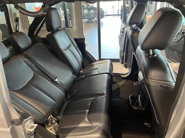 ジープ・ラングラーアンリミテッド アルティテュード 認定中古車 特別限定車300台 ワンオーナー 前席シートヒーター BFグッドリッチマッドテレーンタイヤ 社外17インチAW 後席社外リクライニングキット ETC オートライト(21枚目)