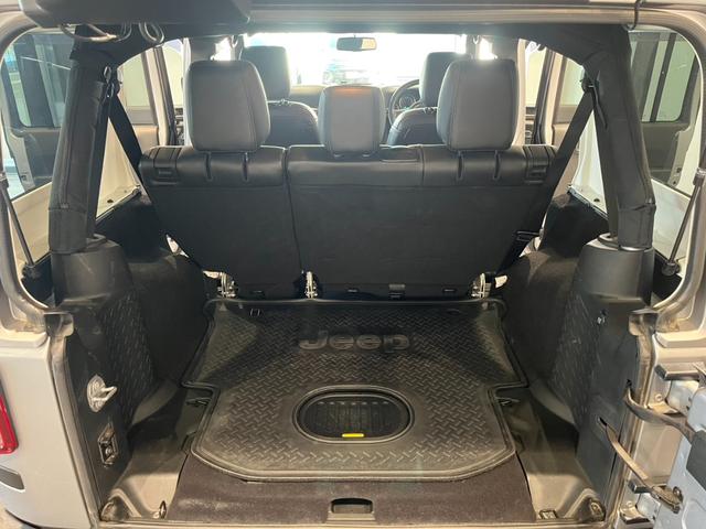ジープ・ラングラーアンリミテッド アルティテュード 認定中古車 特別限定車300台 ワンオーナー 前席シートヒーター BFグッドリッチマッドテレーンタイヤ 社外17インチAW 後席社外リクライニングキット ETC オートライト(24枚目)