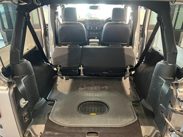 ジープ・ラングラーアンリミテッド アルティテュード 認定中古車 特別限定車300台 ワンオーナー 前席シートヒーター BFグッドリッチマッドテレーンタイヤ 社外17インチAW 後席社外リクライニングキット ETC オートライト(26枚目)
