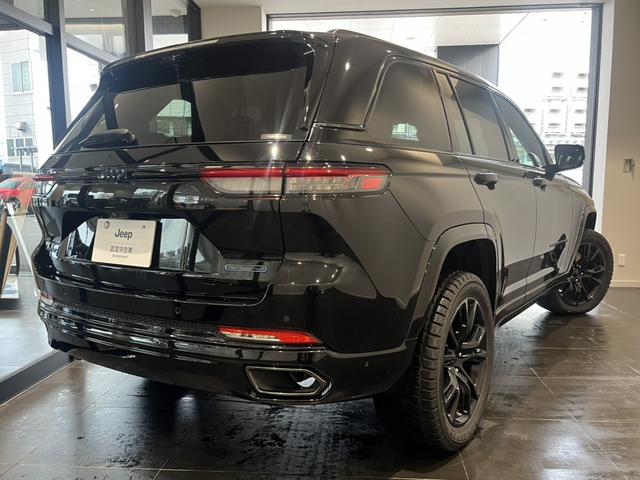 ジープ・グランドチェロキー４ｘｅ ３０ｔｈアニバーサリーエディション　弊社社有車　ワンオーナー　保証継承・認定中古車　ＬＥＤヘッドライト　純正ナビ　前席シートヒーター・ベンチレーション　前席パワーシート（Ｄ席メモリ付）　全周囲カメラ　フルセグＴＶ　ＨＵＤ　ＡＣＣ　ＢＳＭ（2枚目）