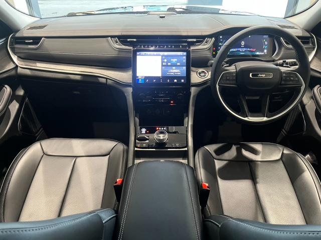 ジープ・グランドチェロキー４ｘｅ ３０ｔｈアニバーサリーエディション　弊社社有車　ワンオーナー　保証継承・認定中古車　ＬＥＤヘッドライト　純正ナビ　前席シートヒーター・ベンチレーション　前席パワーシート（Ｄ席メモリ付）　全周囲カメラ　フルセグＴＶ　ＨＵＤ　ＡＣＣ　ＢＳＭ（3枚目）