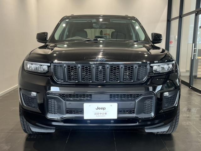 ジープ・グランドチェロキー４ｘｅ ３０ｔｈアニバーサリーエディション　弊社社有車　ワンオーナー　保証継承・認定中古車　ＬＥＤヘッドライト　純正ナビ　前席シートヒーター・ベンチレーション　前席パワーシート（Ｄ席メモリ付）　全周囲カメラ　フルセグＴＶ　ＨＵＤ　ＡＣＣ　ＢＳＭ（4枚目）