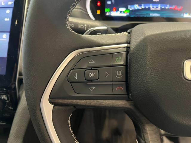 ジープ・グランドチェロキー４ｘｅ ３０ｔｈアニバーサリーエディション　弊社社有車　ワンオーナー　保証継承・認定中古車　ＬＥＤヘッドライト　純正ナビ　前席シートヒーター・ベンチレーション　前席パワーシート（Ｄ席メモリ付）　全周囲カメラ　フルセグＴＶ　ＨＵＤ　ＡＣＣ　ＢＳＭ（23枚目）