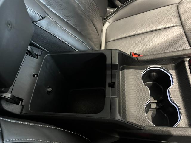 ジープ・グランドチェロキー４ｘｅ ３０ｔｈアニバーサリーエディション　弊社社有車　ワンオーナー　保証継承・認定中古車　ＬＥＤヘッドライト　純正ナビ　前席シートヒーター・ベンチレーション　前席パワーシート（Ｄ席メモリ付）　全周囲カメラ　フルセグＴＶ　ＨＵＤ　ＡＣＣ　ＢＳＭ（29枚目）