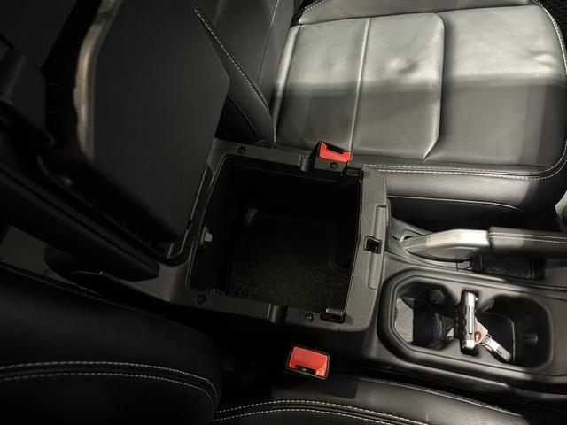 ジープ・ラングラーアンリミテッド サハラ　ワンオーナー　認定中古車　純正ＡＷ　前席シートヒーター　ＬＥＤヘッドライト　純正サイドステップ　ドラレコ（前後）　バック・サイド・フロントカメラ　ＡＣＣ　ＢＳＭ　ステアリングヒーター　ＥＴＣ（35枚目）