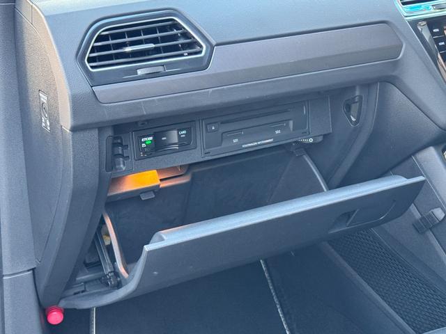 ティグアン TDI 4モーション Rライン ディナウディオ AW付冬タイヤ付属 ディスカバープロ 地デジ 全方位カメラ 黒革シート シートH パワーシート LEDライト デジタルメーター HUD 純正20AW オールインセーフティ 前後純正ドラレコ 禁煙車(17枚目)