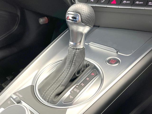 ＴＴクーペ ２．０ＴＦＳＩ　クワトロ　Ｓラインパッケージ　アシスタンスパッケージ　バーチャルコックピット　純正ナビ　バックカメラ　クルーズコントロール　アルカンターラシート　純正１８インチアルミホイール　Ｓラインスポーツサスペンション（11枚目）