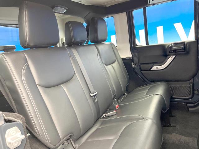 ジープ・ラングラーアンリミテッド サハラ SAHARA刺?入り黒革シート シートヒーター クルーズコントロール メモリナビ バック/サイドカメラ フルセグ Bluetooth接続 オートライト 純正18インチアルミホイール ETC車載器(10枚目)