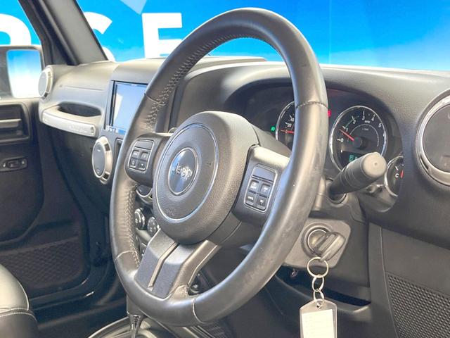 ジープ・ラングラーアンリミテッド サハラ SAHARA刺?入り黒革シート シートヒーター クルーズコントロール メモリナビ バック/サイドカメラ フルセグ Bluetooth接続 オートライト 純正18インチアルミホイール ETC車載器(11枚目)