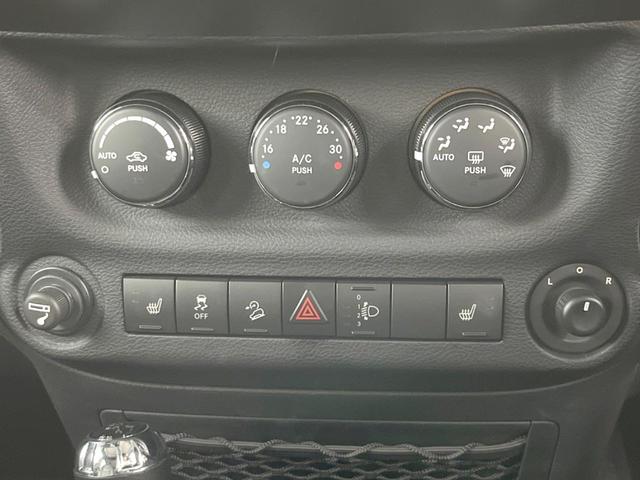 ジープ・ラングラーアンリミテッド サハラ SAHARA刺?入り黒革シート シートヒーター クルーズコントロール メモリナビ バック/サイドカメラ フルセグ Bluetooth接続 オートライト 純正18インチアルミホイール ETC車載器(23枚目)