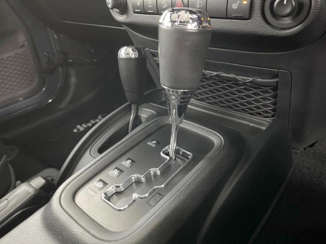 ジープ・ラングラーアンリミテッド サハラ SAHARA刺?入り黒革シート シートヒーター クルーズコントロール メモリナビ バック/サイドカメラ フルセグ Bluetooth接続 オートライト 純正18インチアルミホイール ETC車載器(26枚目)