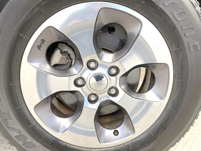 ジープ・ラングラーアンリミテッド サハラ SAHARA刺?入り黒革シート シートヒーター クルーズコントロール メモリナビ バック/サイドカメラ フルセグ Bluetooth接続 オートライト 純正18インチアルミホイール ETC車載器(37枚目)