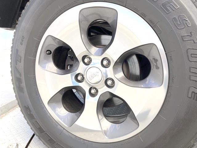 ジープ・ラングラーアンリミテッド サハラ SAHARA刺?入り黒革シート シートヒーター クルーズコントロール メモリナビ バック/サイドカメラ フルセグ Bluetooth接続 オートライト 純正18インチアルミホイール ETC車載器(38枚目)