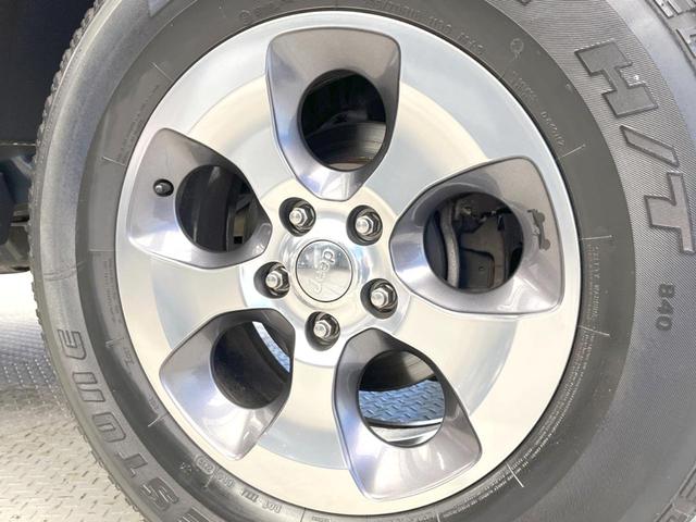 ジープ・ラングラーアンリミテッド サハラ SAHARA刺?入り黒革シート シートヒーター クルーズコントロール メモリナビ バック/サイドカメラ フルセグ Bluetooth接続 オートライト 純正18インチアルミホイール ETC車載器(39枚目)